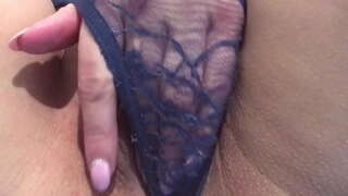 Sa iyang pussy sa mga panginahanglan sa usa ka manok sa sulod. Suod Nga-Up