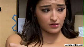 Geile Officer krijgt eindelijk een kans om te neuken Emily Willis in doggy