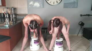 2 nøgne små titted pigtailed sluts både gør den dildo squat fuck udfordring sammen | ride dildo