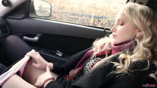 Diák lány hangosan visít, mint cums után maszturbál a puncija.