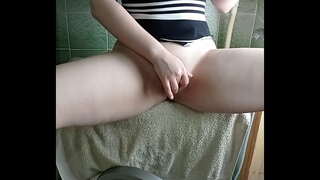 Աղջիկը հաստ задницей ստանում է օրգազմ է լվացքի մեքենայում եւ կենտրոնը կերակրում պայմանավորված տարր