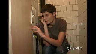 پسر نشسته و خیره