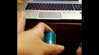 צופה בפורנו לבד בבית עם דילדו...