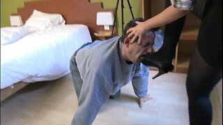 Amanta a face ei de sex masculin sclavi lins tocuri pantofi