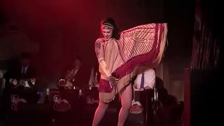 Dannie Diesel aka Danielle Colby realiza con Bustout Burlesque Nueva Orleans