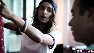 ���ಾಡ್ ವಾಕಿಂಗ್ ಒಳಗೆ familys ಮನೆ ಪ್ರಸ್ತುತ ಕೈ ಕೇಳಿದ ಅವರಿಗೆ ನಮೂದಿಸಿ