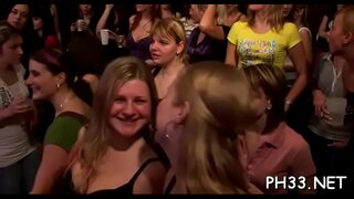Шлюхи кричат в экстазе от дикого группового секса с официантами Шлюхи кричат в экстазе от дикого группового секса с официантами
