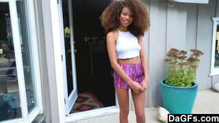 Dagfs - יונג עבאַני באַבע באַקומען איר געלעגנהייַט צו באַרען וויילדלי