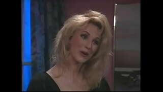 Предиван плавуша суцкс пенис и прима у своју розе пичке трах на црном каучу